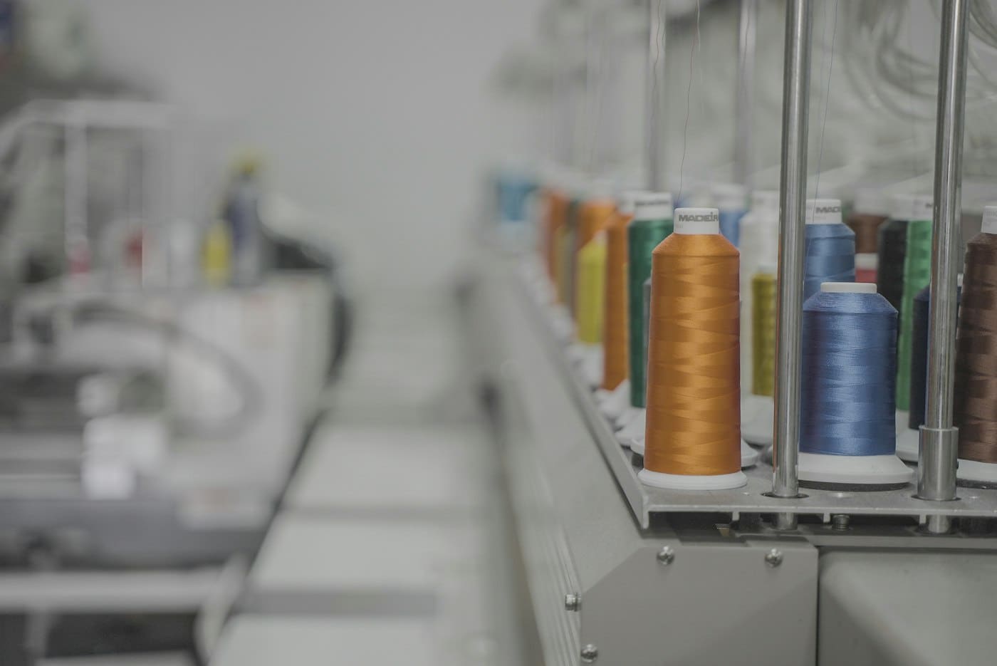 Bobinas de fio em uma máquina têxtil industrial